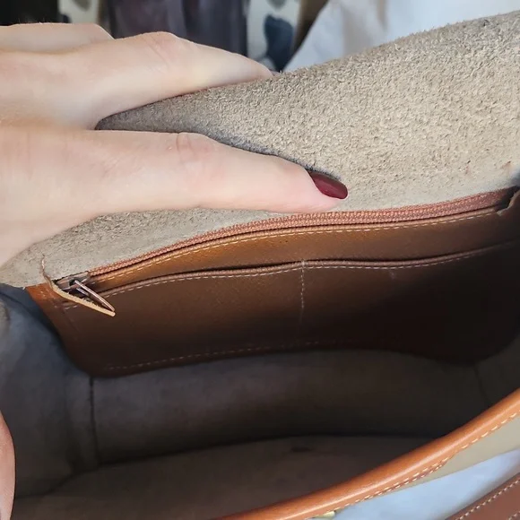 Vintage Dooney & Bourke Classic Tan and Brown Leather Crossbody Bag - Picture 11 of 13